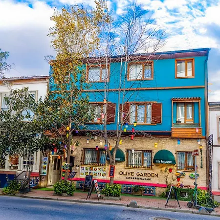7 People Large Family Or Friends Group 110mettee Squar Oda ve Kahvaltı İstanbul
